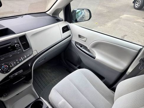 Used 2014 Toyota Sienna LE AWD/4WD image 39