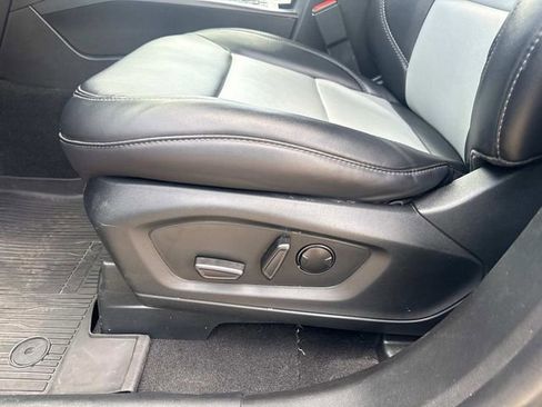 Used 2023 Ford Explorer XLT w/ Equipment Group 202A AWD/4WD image 25