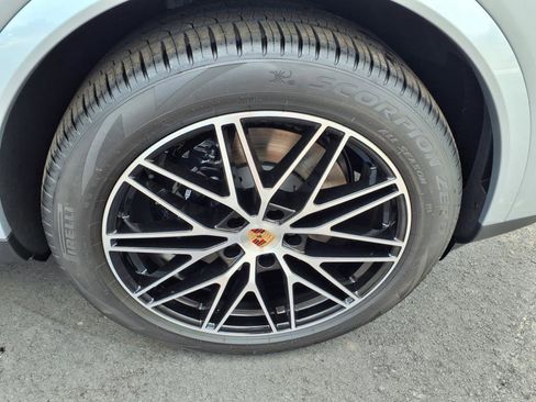 New 2025 Porsche Cayenne Coupe image 32