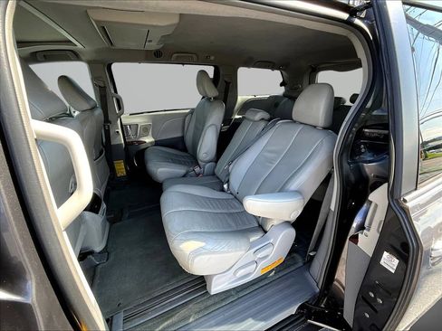 Used 2012 Toyota Sienna XLE w/ Premium Pkg FWD image 22