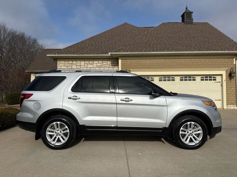 Used 2014 Ford Explorer XLT w/ Equipment Group 202A image 6