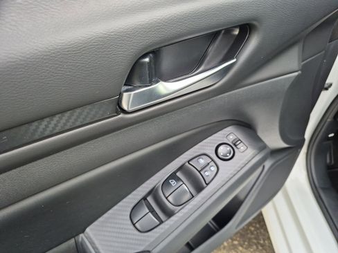 Used 2024 Nissan Altima 2.5 SV FWD image 13