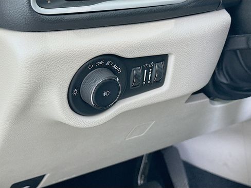 Used 2024 Chrysler Pacifica Touring-L image 17