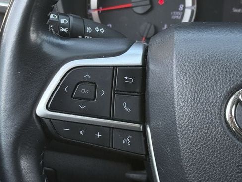 Used 2022 Toyota Highlander LE FWD image 14