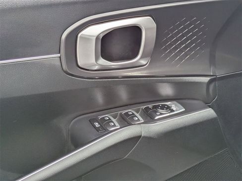 Used 2024 Kia Sorento S image 16