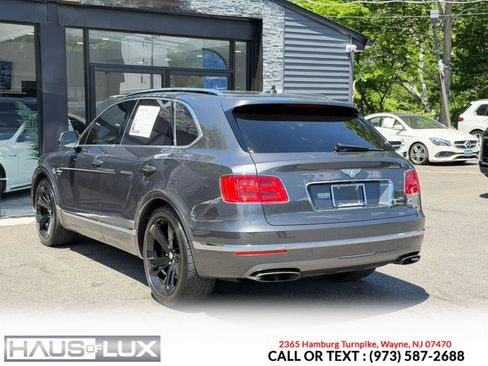 Used 2017 Bentley Bentayga AWD/4WD image 32