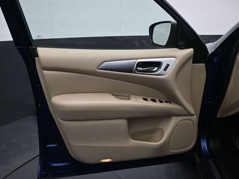 Used 2020 Nissan Pathfinder SL w/ Cargo Package image 12