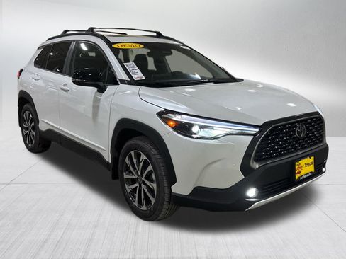 Certified 2025 Toyota Corolla Cross XLE image 4