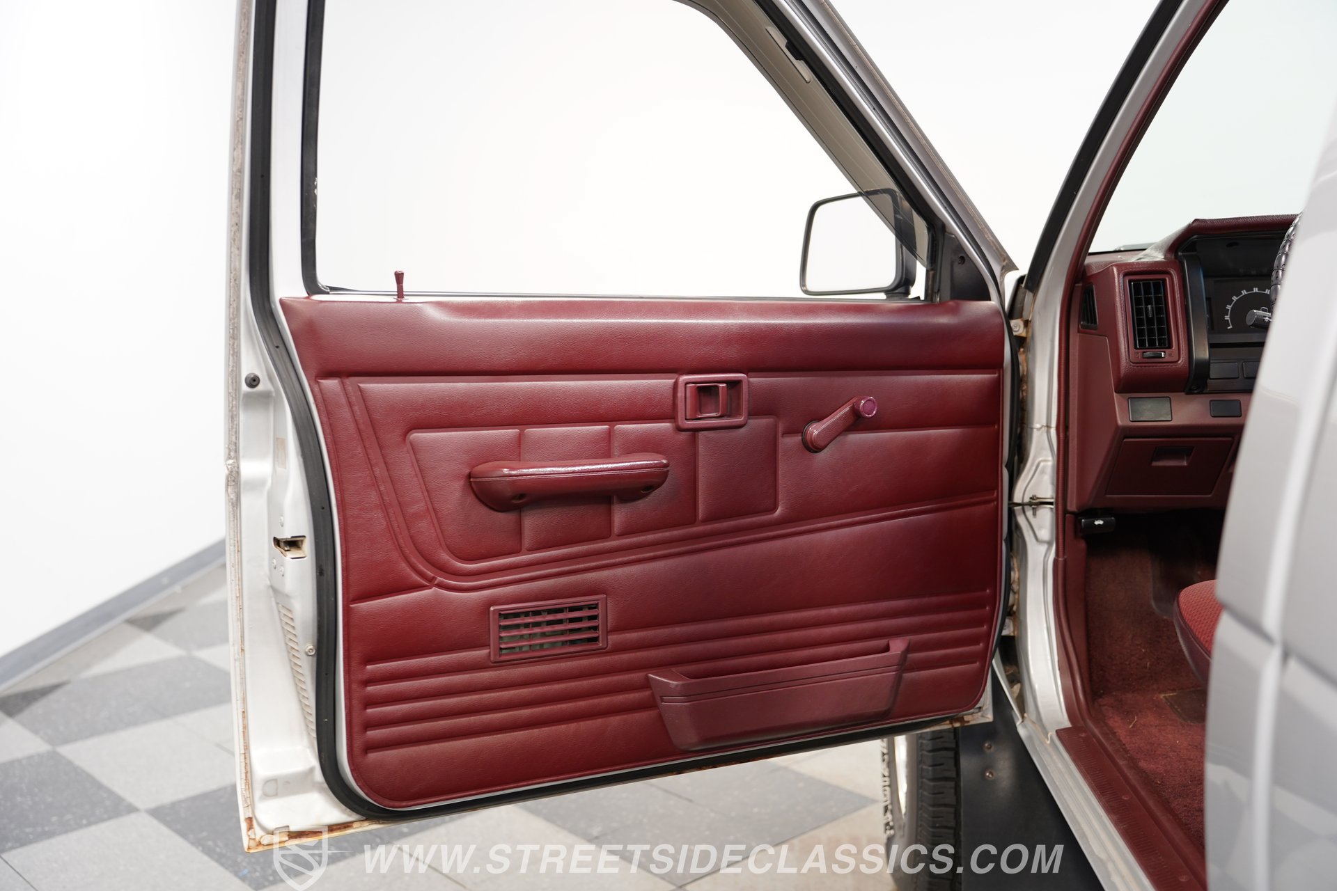 Used 1990 Nissan Pickup 4x4 Regular Cab image 38