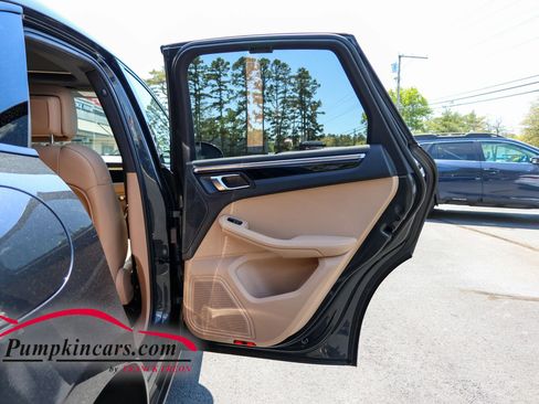 Used 2023 Porsche Macan AWD/4WD image 20