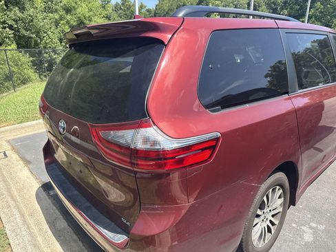 Used 2020 Toyota Sienna XLE Premium FWD image 7