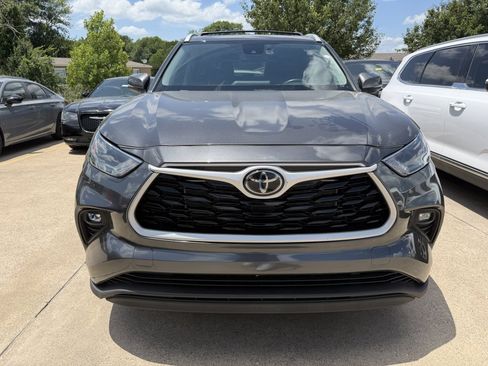Used 2022 Toyota Highlander XLE AWD/4WD image 5
