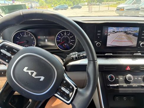 Used 2024 Kia Carnival LX FWD image 12