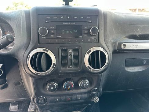 Used 2017 Jeep Wrangler Unlimited Sahara AWD/4WD image 7