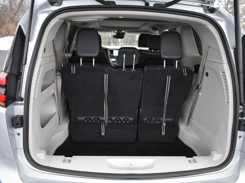 Used 2024 Chrysler Pacifica Limited image 32