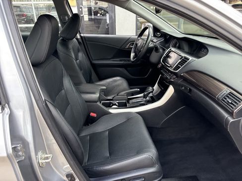 Used 2017 Honda Accord Touring image 13