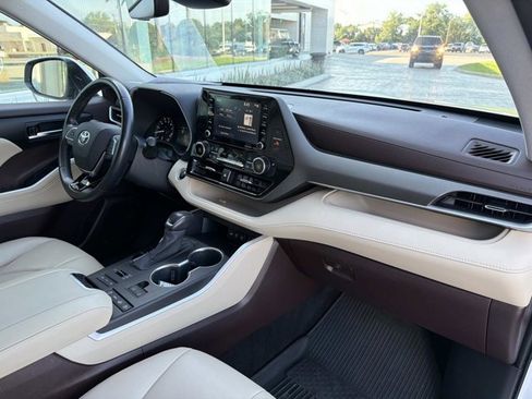 Used 2020 Toyota Highlander XLE AWD/4WD image 19