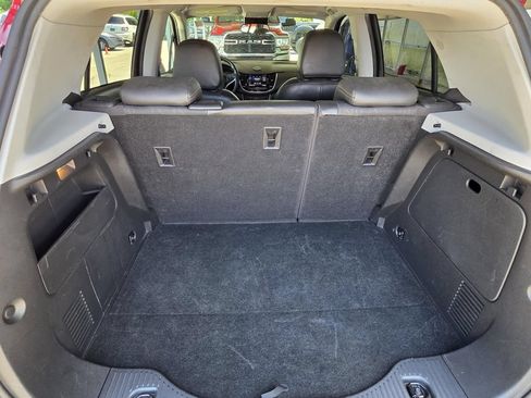 Used 2021 Chevrolet Trax LT w/ LT Convenience Package FWD image 12