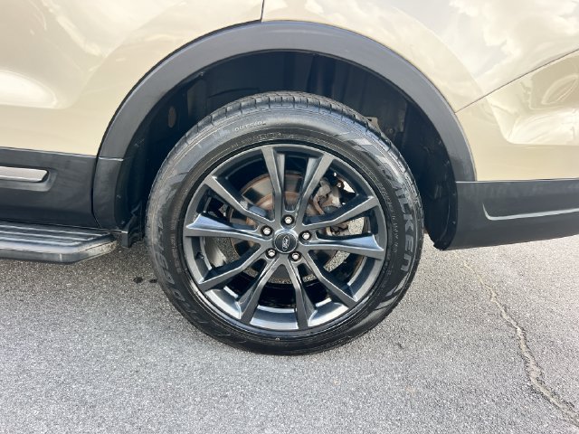 Used 2018 Ford Explorer XLT w/ Equipment Group 202A AWD/4WD image 30