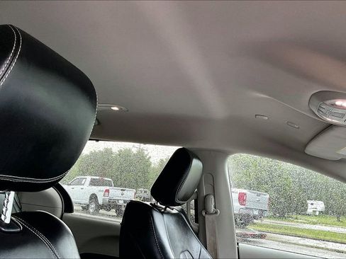 Used 2023 Chrysler Pacifica Touring-L image 19