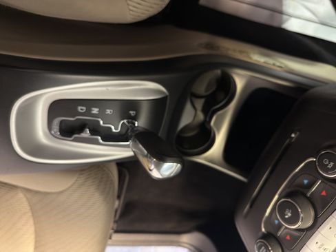 Used 2015 Dodge Journey SXT w/ Flexible Seating Group image 18