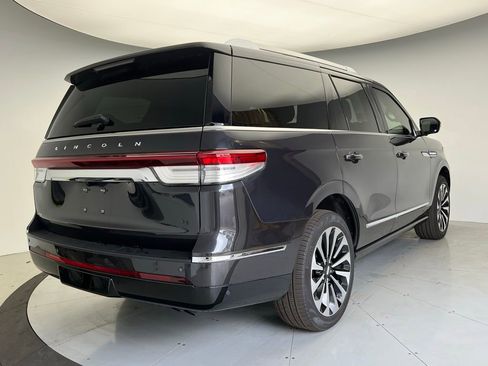 Used 2024 Lincoln Navigator Reserve image 3