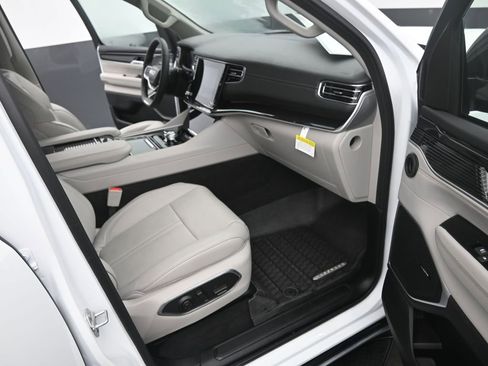 Used 2024 Jeep Wagoneer Base w/ Convenience Group I image 19