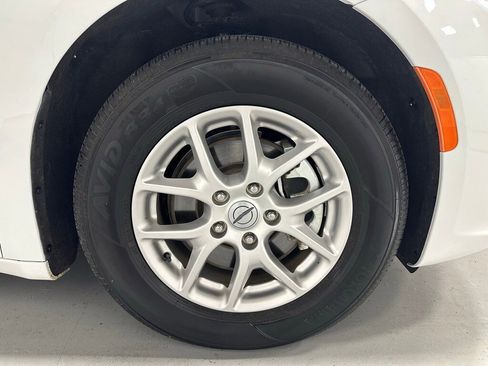 Used 2023 Chrysler Pacifica Touring-L image 62