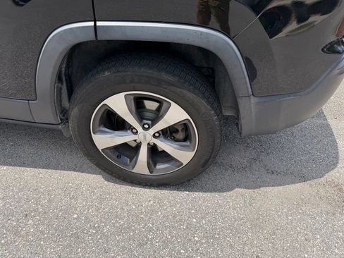 Used 2019 Jeep Cherokee Limited AWD/4WD image 10