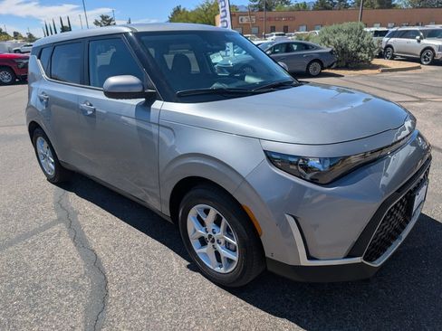 Used 2025 Kia Soul LX w/ LX Technology Package FWD image 7