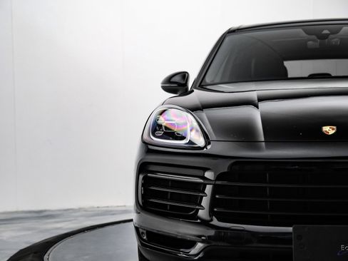 Used 2022 Porsche Cayenne w/ Premium Package image 23