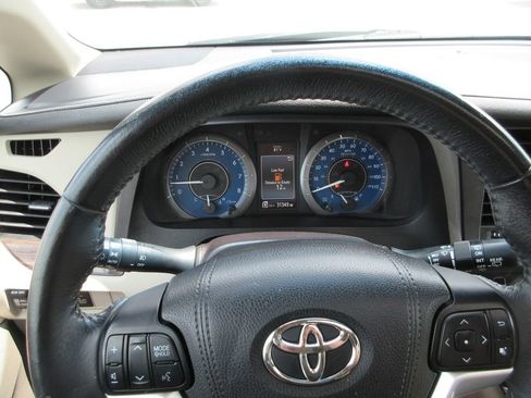 Used 2016 Toyota Sienna XLE Premium FWD image 32