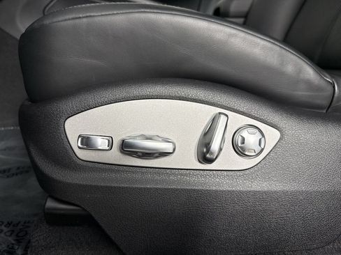 Certified 2025 Porsche Macan AWD/4WD image 40