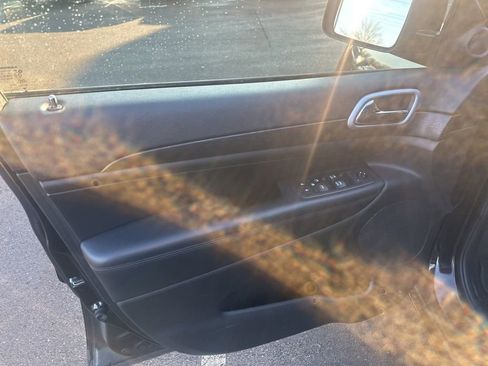 Used 2018 Jeep Grand Cherokee Altitude image 26