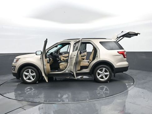 Used 2017 Ford Explorer XLT w/ Equipment Group 202A AWD/4WD image 34