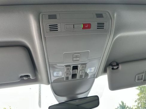 Used 2025 Volkswagen Taos SE image 19