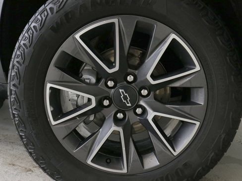 Used 2023 Chevrolet Suburban Z71 w/ Luxury Package image 34