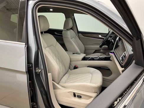 Used 2024 Volkswagen Atlas SEL Premium R-Line image 31