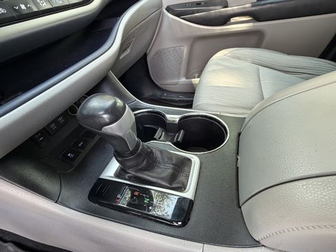 Used 2017 Toyota Highlander Plus FWD image 27