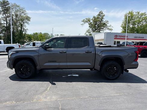 Used 2022 Toyota Tundra SR5 w/ SR5 Convenience Package AWD/4WD image 27