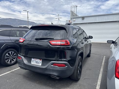 Used 2017 Jeep Cherokee Sport FWD image 2