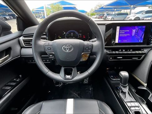 Used 2025 Toyota Camry SE w/ Convenience Package FWD image 6