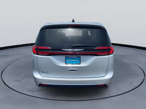 Used 2024 Chrysler Pacifica Touring-L FWD image 4