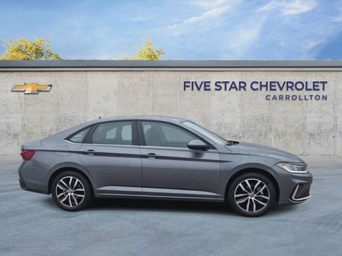 Used 2025 Volkswagen Jetta SE FWD image 9