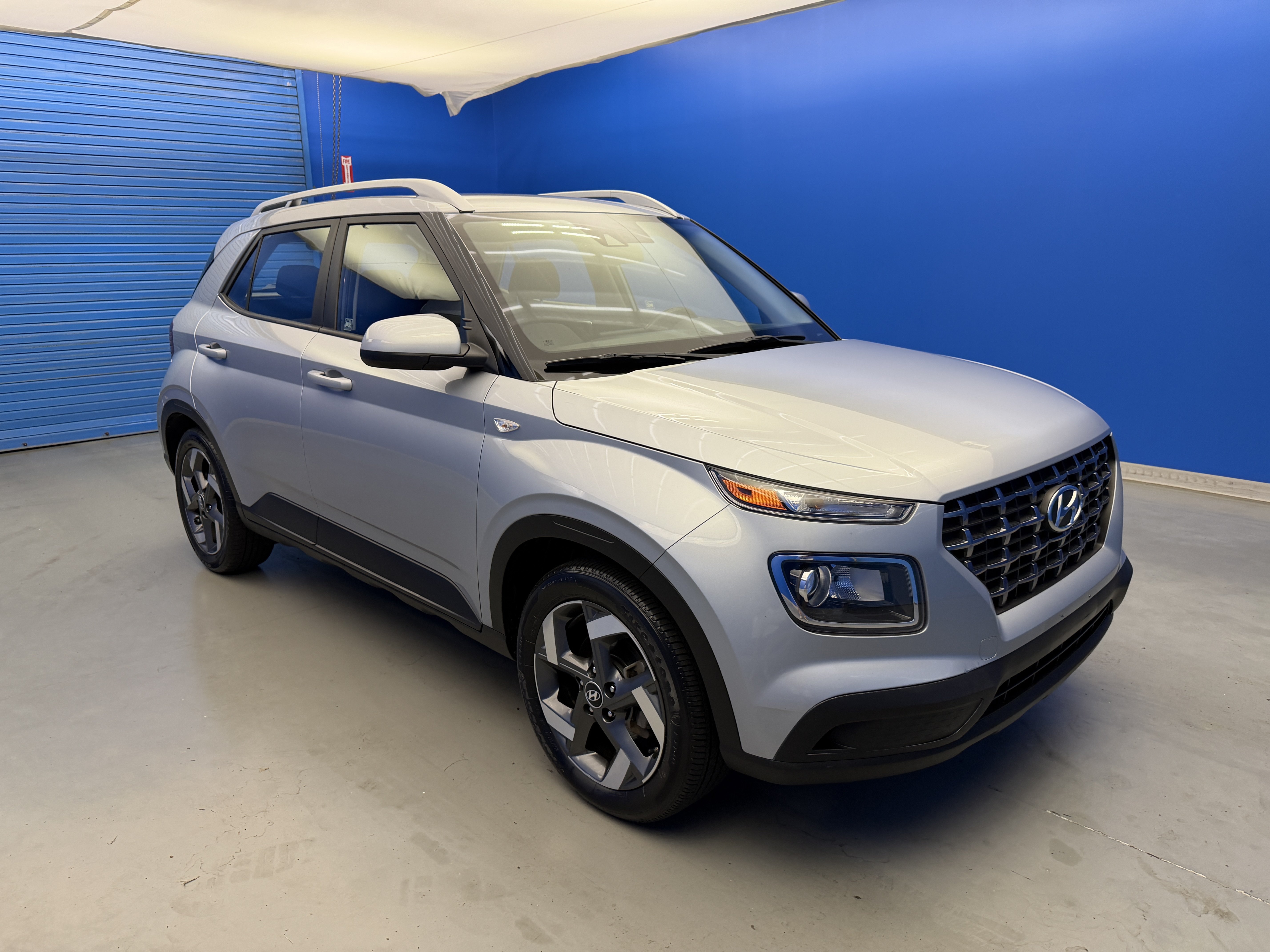 Used 2021 Hyundai Venue SEL FWD image 2