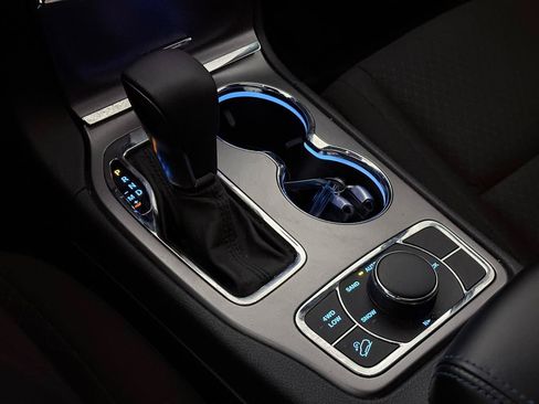 Used 2019 Jeep Grand Cherokee Laredo AWD/4WD image 37