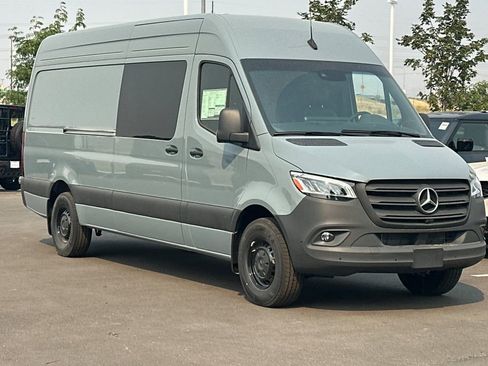 Used 2024 Mercedes-Benz Sprinter 2500 image 7