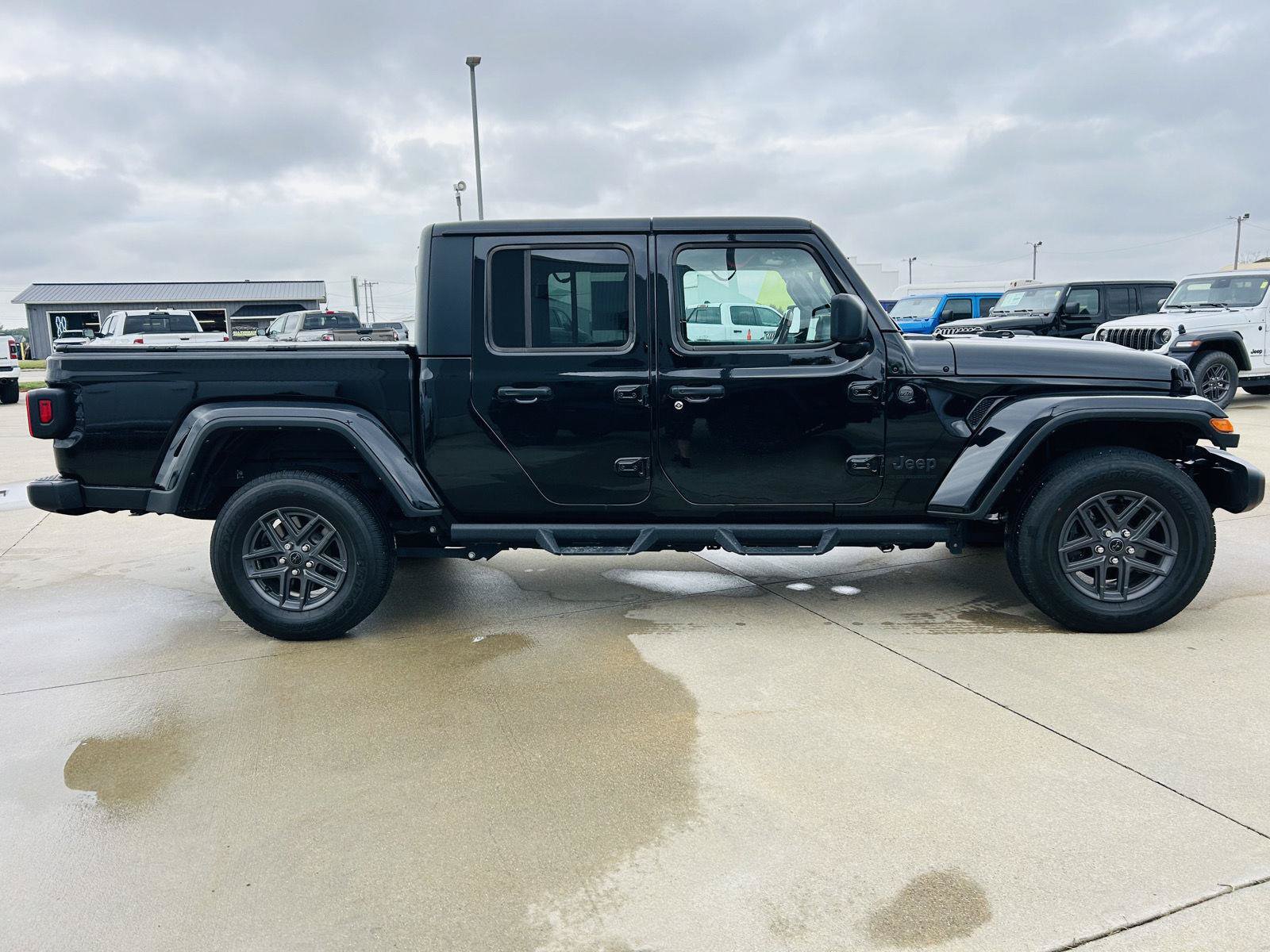 Used 2024 Jeep Gladiator Sport AWD/4WD image 37