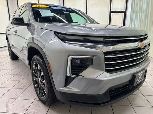 Certified 2025 Chevrolet Traverse LT w/ Sun and Wheel Package image 2