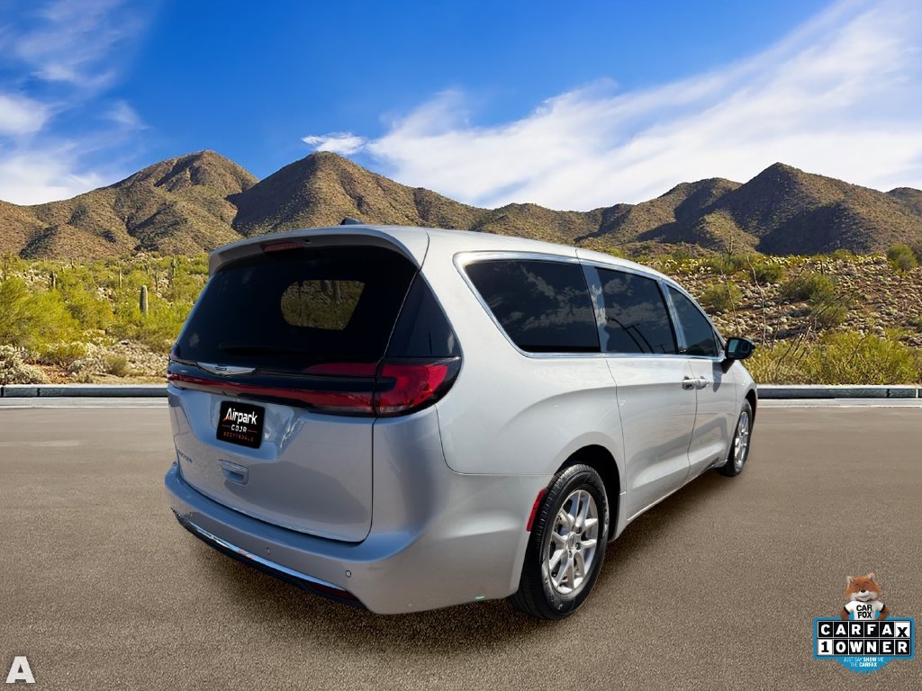 Used 2024 Chrysler Pacifica Touring-L FWD image 3